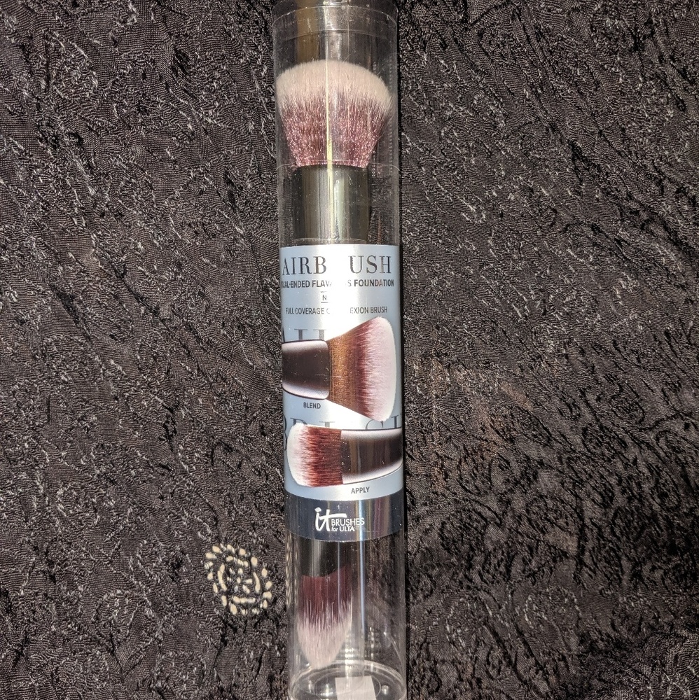 IT Cosmetics dual ended flawless complexion brush